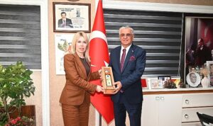au-rektoru-ozkan-kemer-belediyesinde.jpg