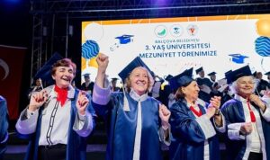 balcovada-mezuniyet-coskusu-3-yas-universitesinde-kepeler-umuda-atildi.jpg