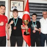basarilarini-baskan-topaloglu-ile-paylastilar.jpg