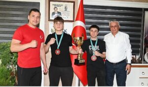 basarilarini-baskan-topaloglu-ile-paylastilar.jpg