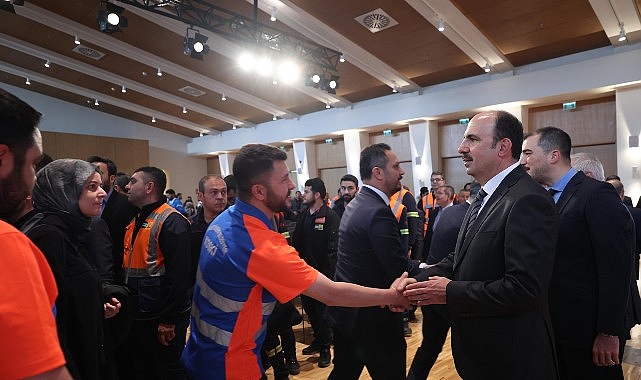 baskan-altay-buyuksehir-ve-koski-personeliyle-bayramlasti.jpg