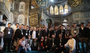 baskan-altay-genc-seyyah-projesi-ile-istanbul-gezisine-katilan-ogrencilerle-bulustu.jpg