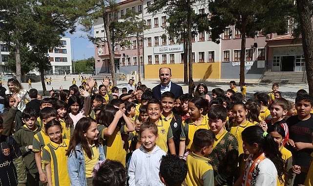 baskan-altay-mezun-oldugu-selcuk-ilkokulunda-ogrencilerle-bulustu.jpg