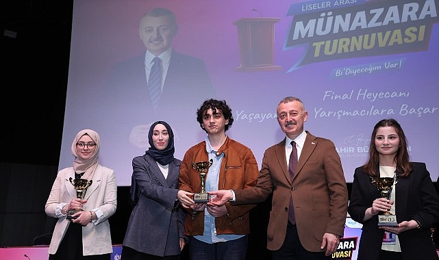 baskan-buyukakin-genclerin-munazarasindan-cok-etkilendi-yarinlarimiz-emin-ellerde.jpg