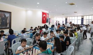 baskan-cercioglunun-destekleri-ile-satranc-ogrenen-ogrenciler-hamlelerini-yaristirdi.jpg