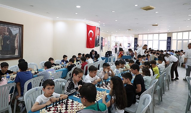 baskan-cercioglunun-destekleri-ile-satranc-ogrenen-ogrenciler-hamlelerini-yaristirdi.jpg