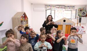 baskan-vekili-ozdemir-cocuklarla-kreste-bulustu.jpg