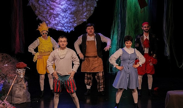 beylikduzu-sahnesinde-mayis-ayi-dopdolu.jpg