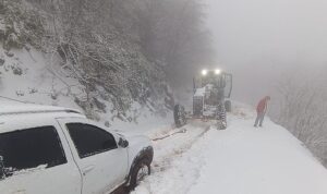 buyuksehir-ekipleri-mahsur-kalanlari-da-kurtardi.jpg