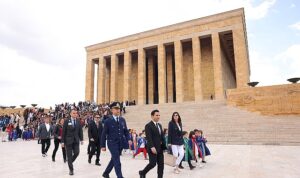 cankayali-minikler-atasinin-huzurunda.jpg