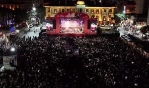 cumhuriyet-meydaninda-kibariye-firtinasi-esti.jpg