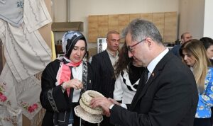 demirtasta-osmek-kursiyerlerinin-el-emegi-sergilendi.jpg
