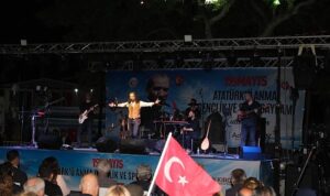 dikilide-19-mayis-coskusu-meydanlara-tasti.jpg