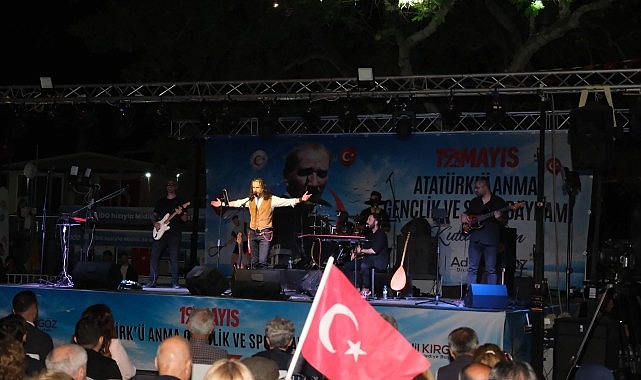 dikilide-19-mayis-coskusu-meydanlara-tasti.jpg