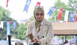 enfestte-genc-eller-is-basinda.jpg