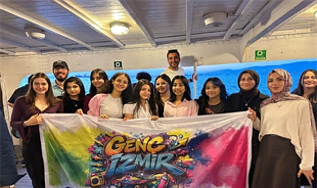 genc-izmir-gonulluleri-bergama-vapurunda-bulustu.jpg