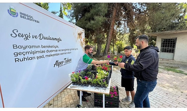 inegol-belediyesi-bayram-oncesi-mezarliklarda-cicek-dagitti.jpg