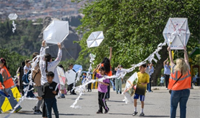 kadifekalede-gokyuzu-ucurtmalarla-renklendi.jpg