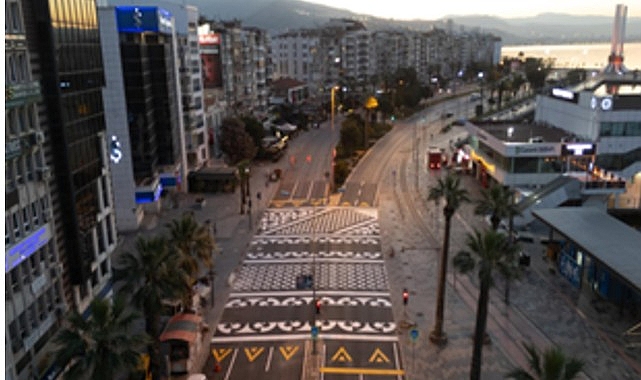 karsiyaka-yali-bulvarina-yukseltilmis-ve-desenli-yaya-platformu.jpg
