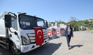 karsiyakanin-temizlik-filosu-uc-yeni-kamyonla-guclendi.jpg