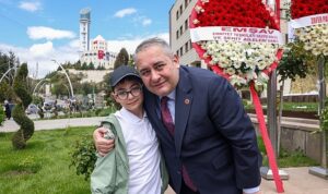 keciorende-19-mayis-kutlamalari-celenk-sunma-toreni-ile-basladi.jpg