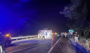 kemerde-yola-dokulen-mazot-kazaya-neden-oldu.jpg