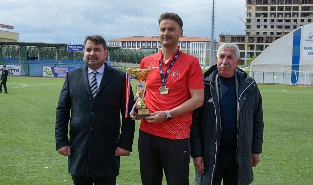 kosu-sampiyonu-kupasini-baskana-getirdi.jpg
