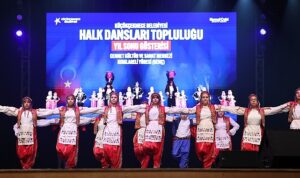 kucukcekmece-belediyesi-halk-danslari-toplulugunun-yilsonu-gosterisi-izleyenleri-buyuledi.jpg