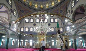 maltepe-belediyesinden-ibadethanelerde-bayram-temizligi.jpg