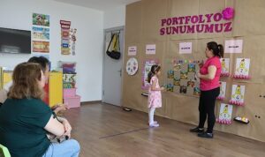 maltepeli-minikler-calismalarini-anne-ve-babalarina-sergilediler.jpg