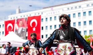 manisada-19-mayis-coskusu-cumhuriyet-meydanina-tasti.jpg