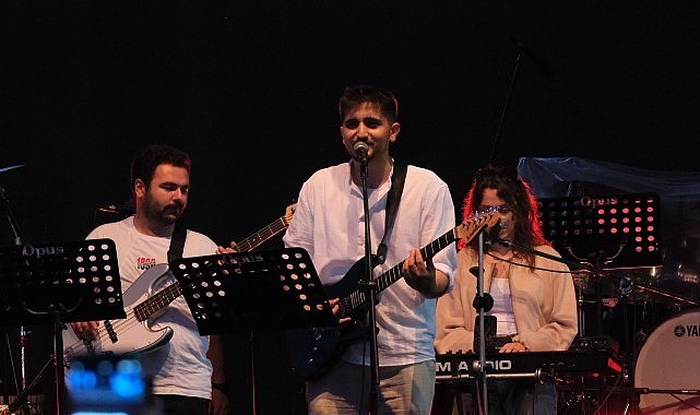 menemende-festival-coskusu-yagmur-dinlemedi.jpg