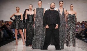 murat-acar-defilesinde-mermer-podyumda-moda-resitali.jpg