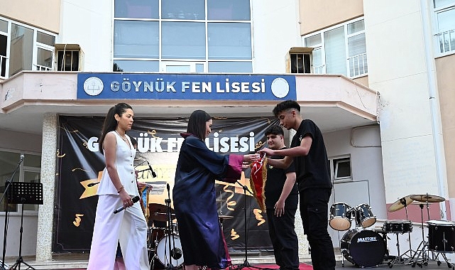 ogrencilerin-mezuniyet-sevinci.jpg