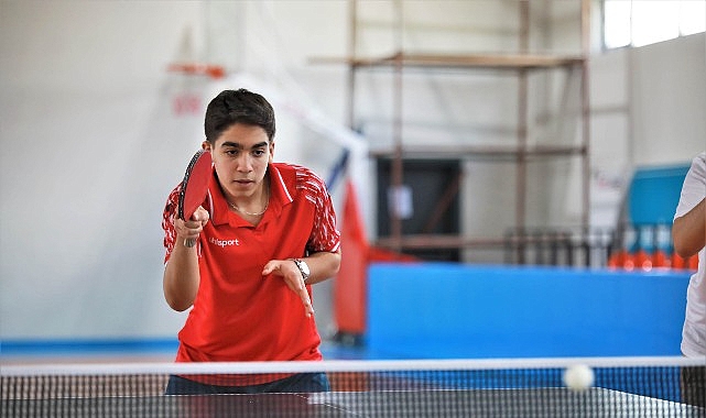 ozel-sporcular-futbol-para-masa-tenisi-ve-voleybol-karsilasmalarinda-bulustu.jpg