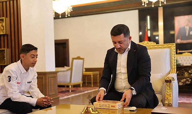 rasim-baskan-kitap-kurdu-eymen-aciki-belediyede-agirladi.jpg