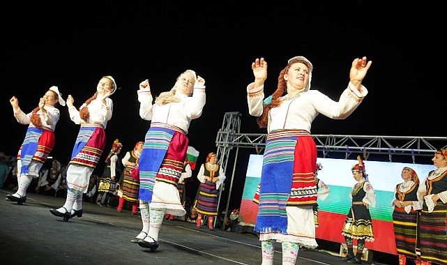 6-ulkeden-18-halk-danslari-ekibi-750-dansci-ayvalikta-kultur-koprusu-kurdu.jpg