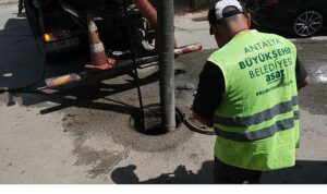 asat-kanalizasyon-hatti-temizligi-ve-kapak-duzenleme-calismalarini-surduruyor.jpg