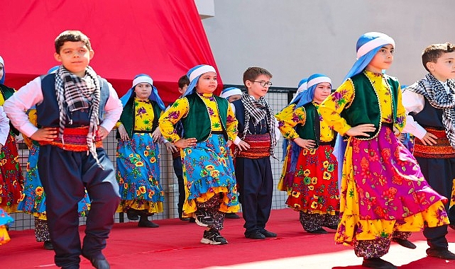 baskan-vekili-ibrahim-akin-ogrencilerin-karne-sevincine-ortak-oldu.jpg
