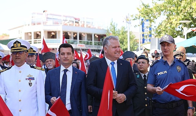 bir-asir-sonra-ayni-meydanda-ayni-cumhuriyet-sevdasiyla.jpg