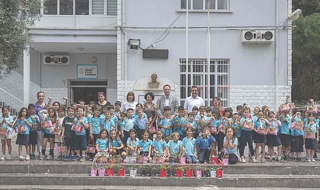 bornovali-minik-eller-toprakla-bulusuyor.jpg