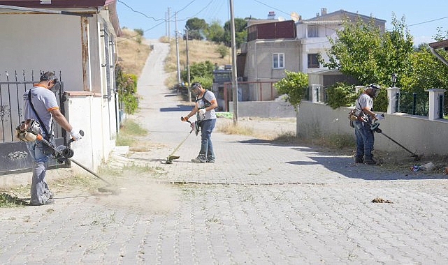 burhaniyenin-her-noktasinda-araliksiz-temizlik-mesaisi.jpg