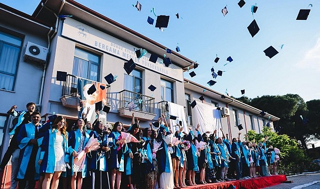 deu-bergama-myoda-mezuniyet-coskusu.jpg
