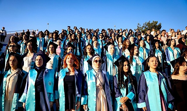deu-hemsirelik-fakultesinde-mezuniyet-coskusu.jpg