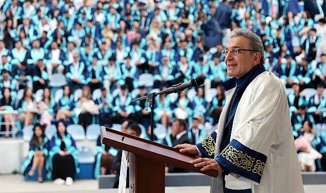 deu-izmir-meslek-yuksekokulunda-mezuniyet-coskusu.jpg