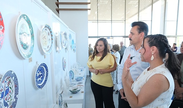 dikilide-sanat-ruzgari-7den-70e-tum-kursiyerler-yil-sonu-coskusunda-bulustu.jpg