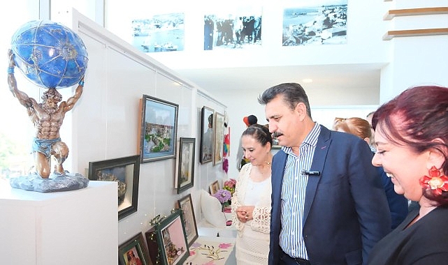dikilide-sanat-ruzgari-kadinin-eli-sanata-degdi.jpg