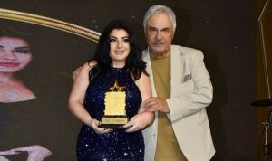 ebru-toruna-odulunu-halil-ergun-verdi.jpg