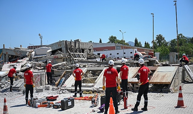 enkazda-nefes-alacak-zaman-yok.jpg