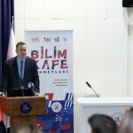gelecegin-meslekleri-deude-konusuldu-alternatif-enerjide-egitim-ve-istihdam-odagi.jpg